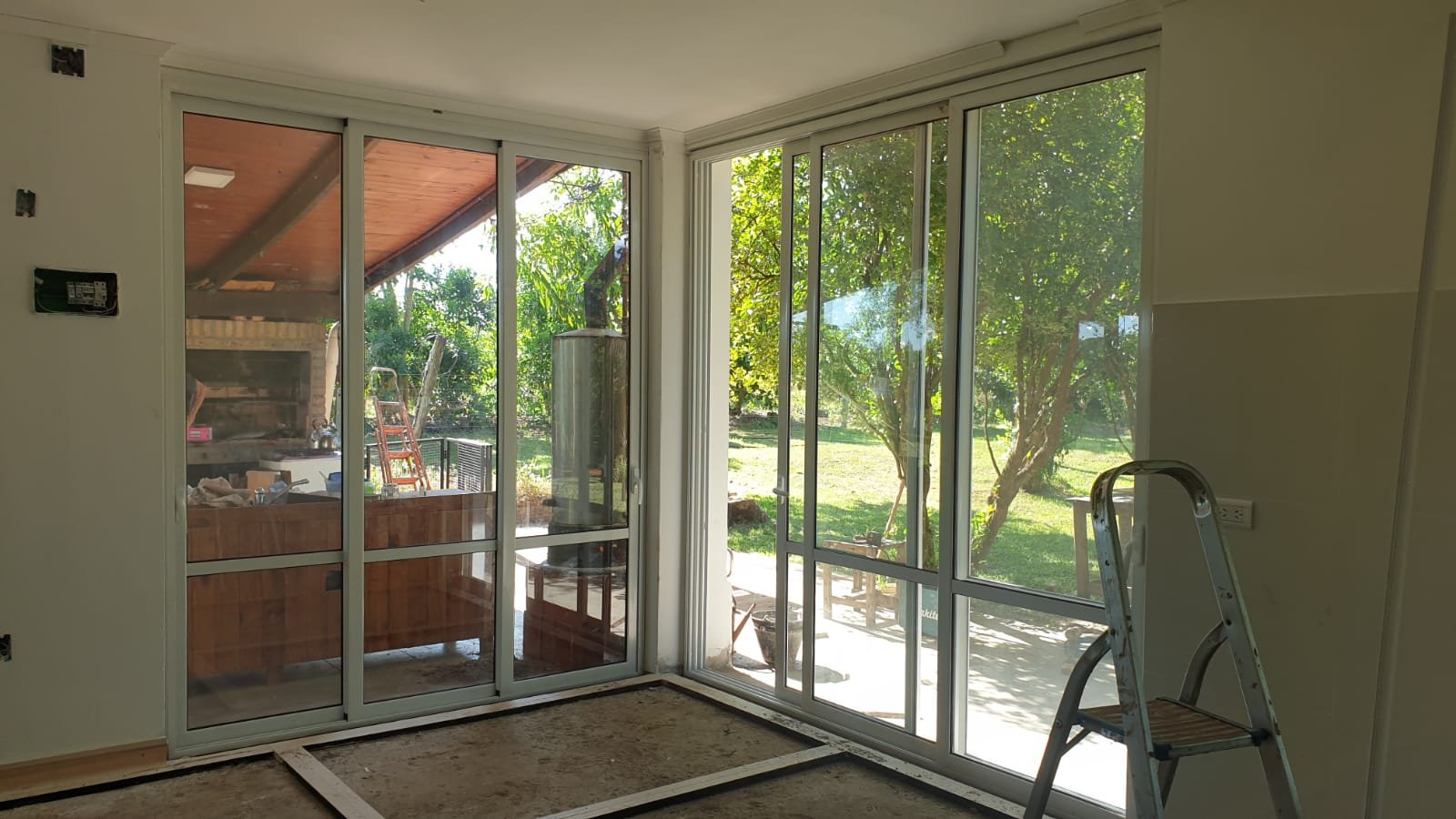 Cerramiento vidriado de aluminio instalado en una vivienda