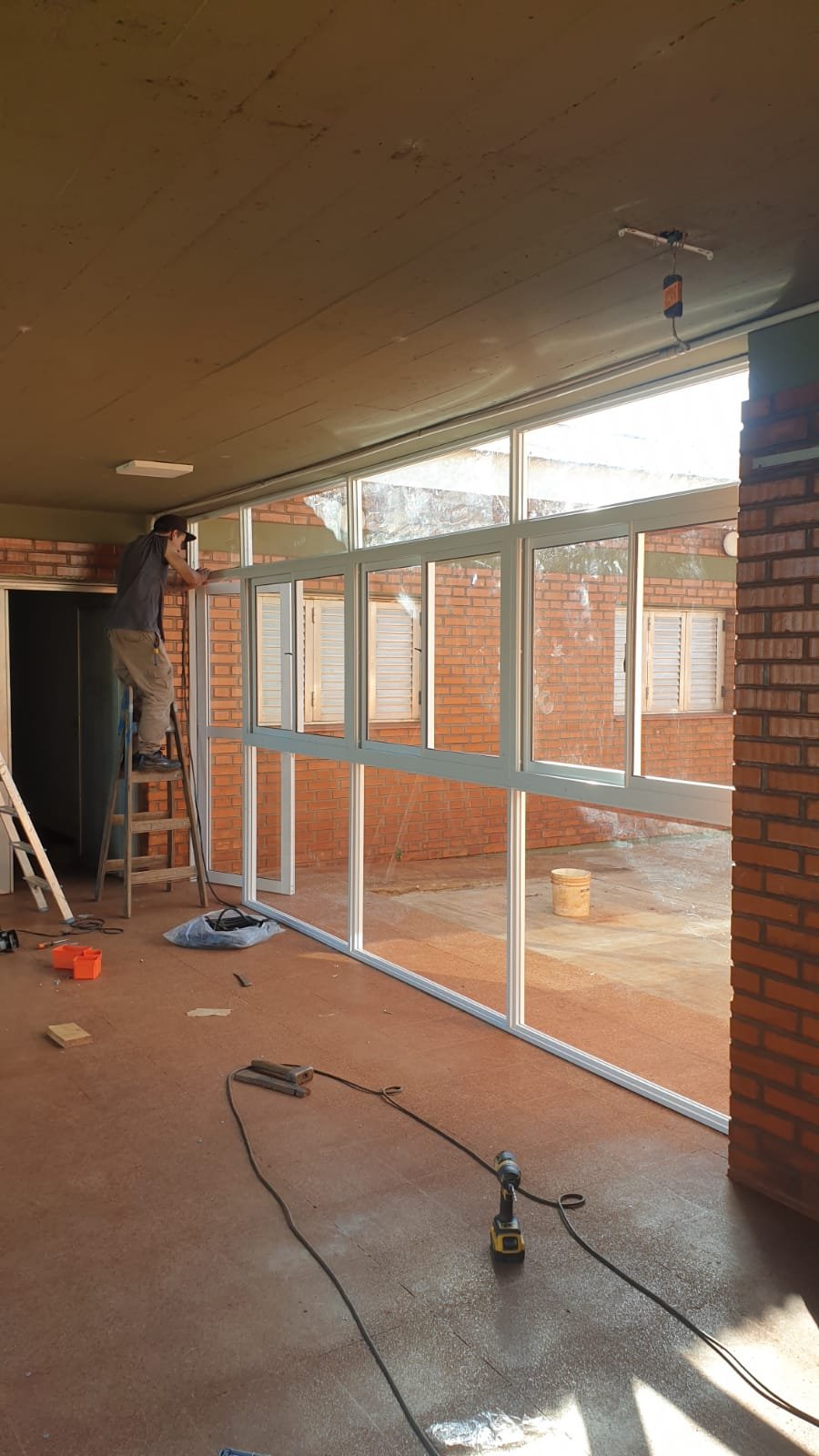 Estructura de aluminio instalada en una galería residencial