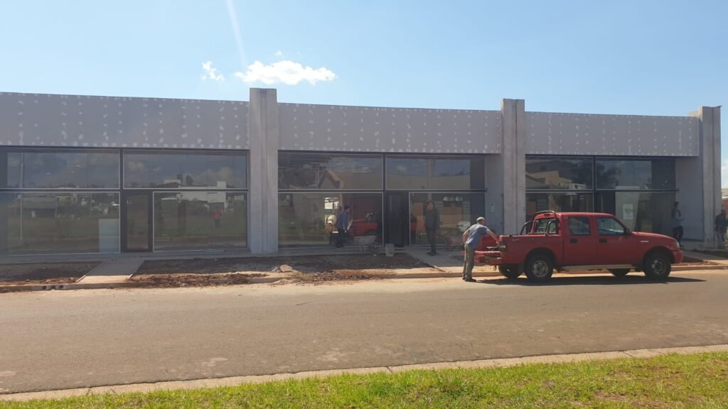 Frente comercial con aberturas de aluminio instalado por Nielsen