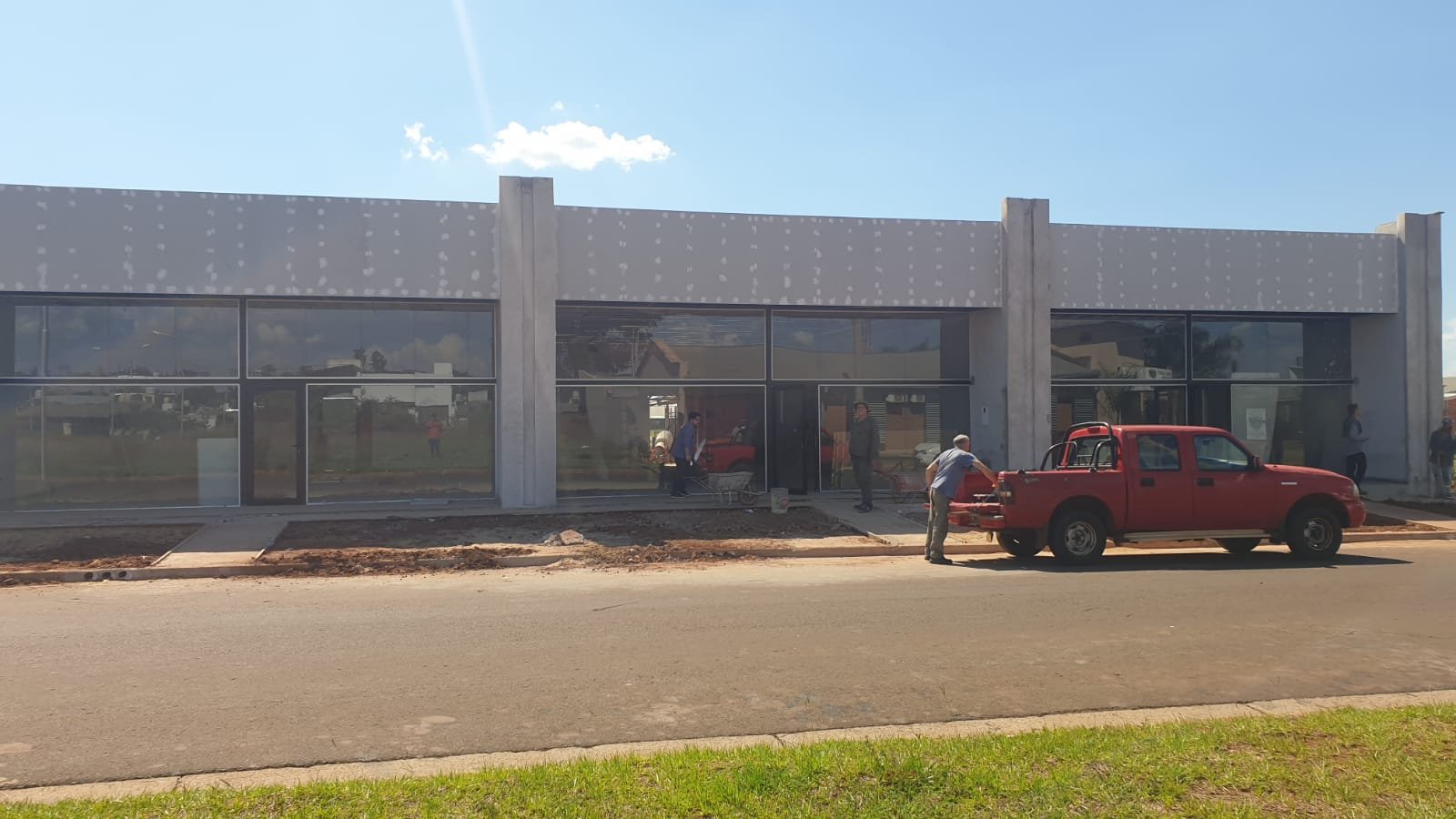 Frente comercial con aberturas de aluminio instalado por Nielsen