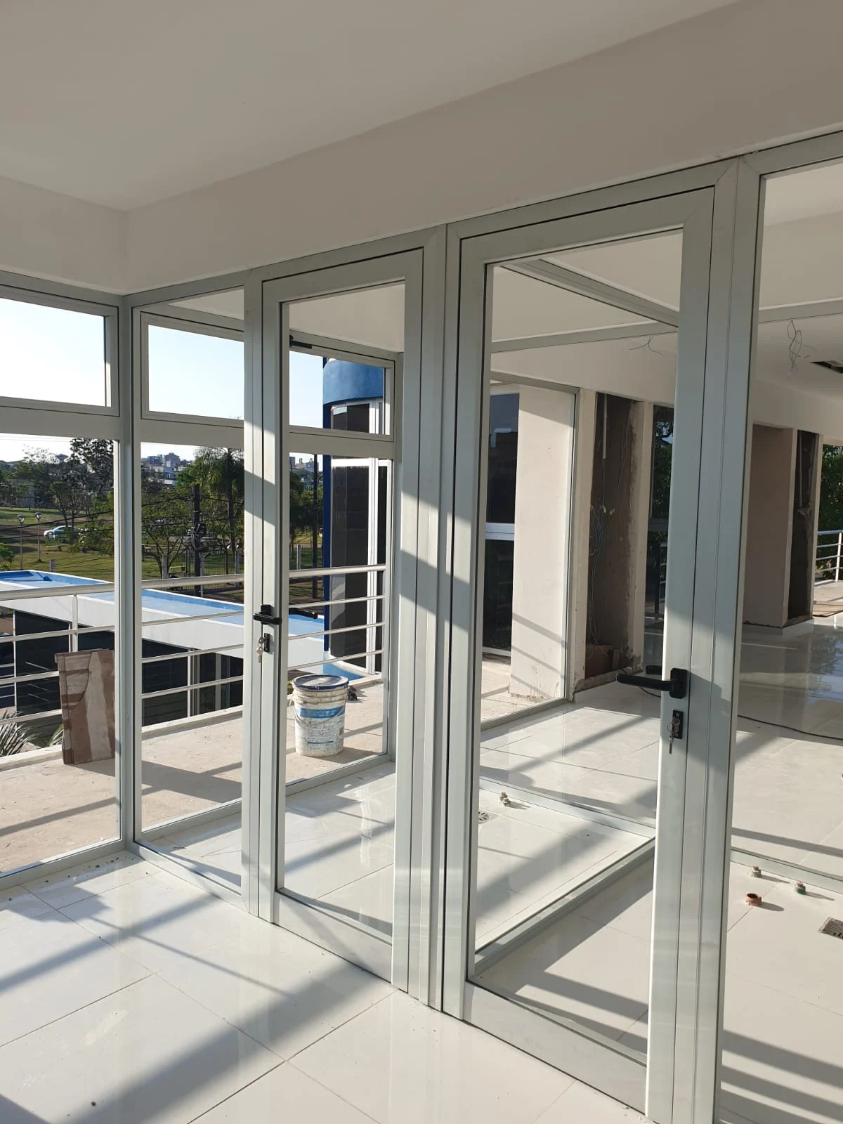 Cerramiento de aluminio y vidrio en un balcón
