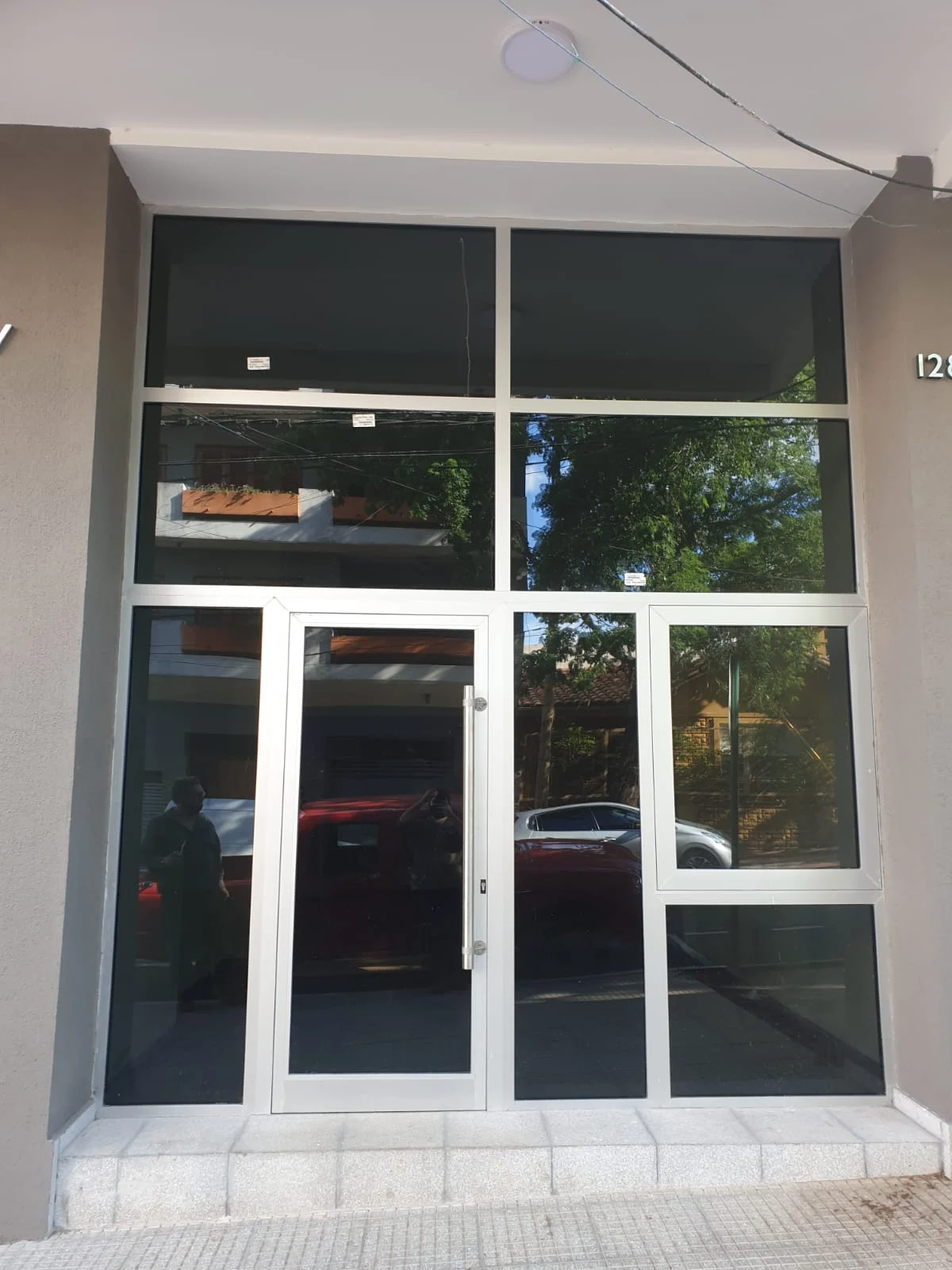 Cerramiento frontal de aluminio y vidrio