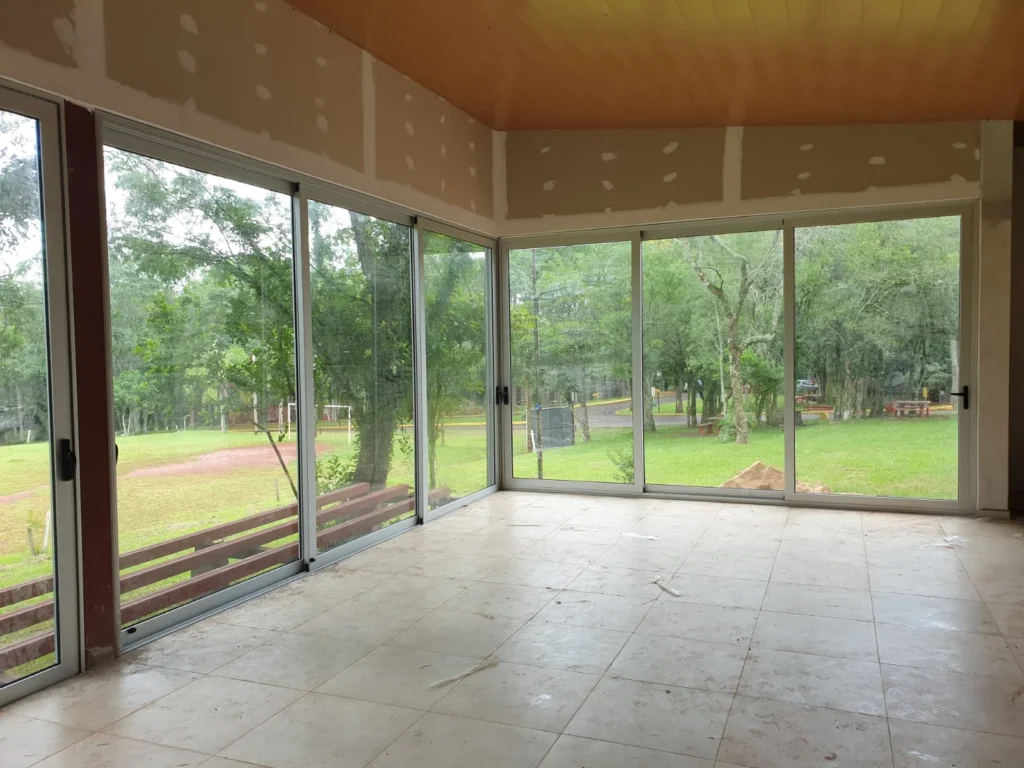 Cerramiento de aluminio y vidrio para quincho