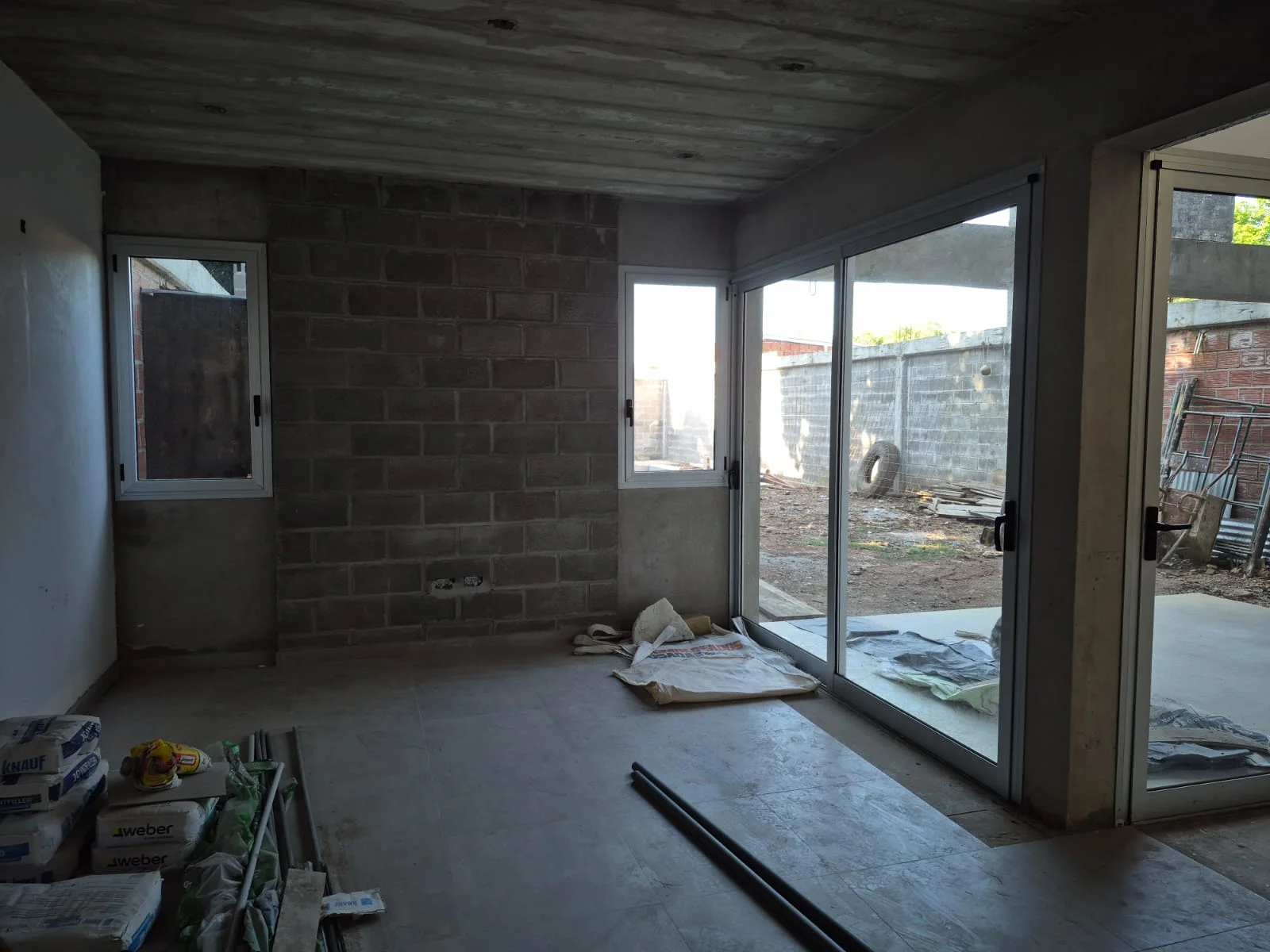 Puerta balcón corrediza de aluminio con paños vidriados