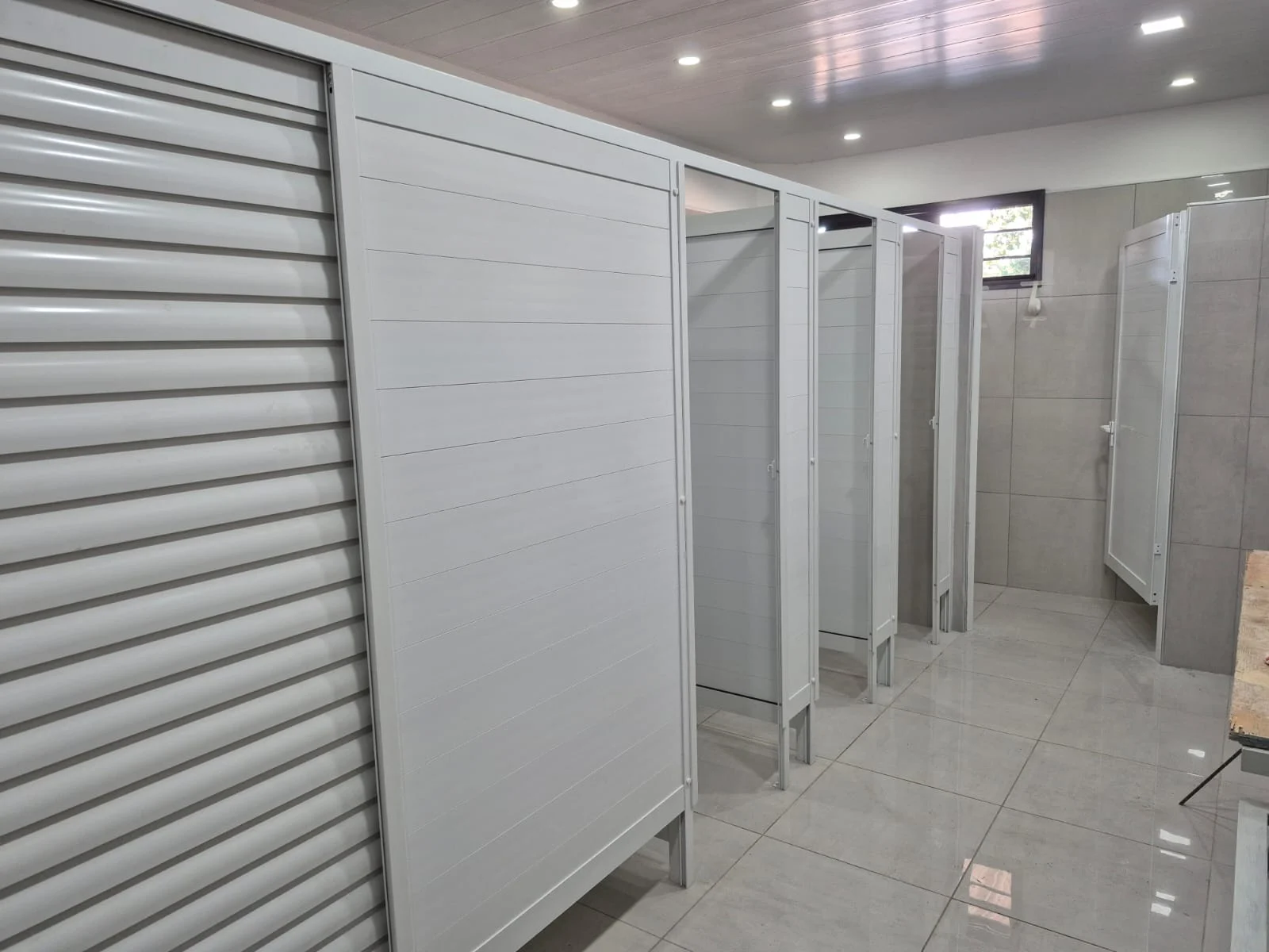 Puertas de aluminio para baños