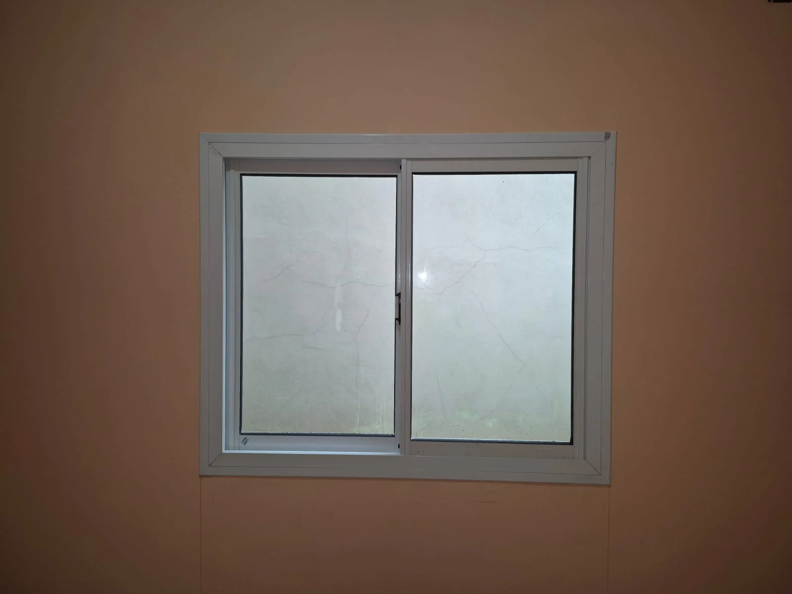 Ventana blanca corrediza de aluminio