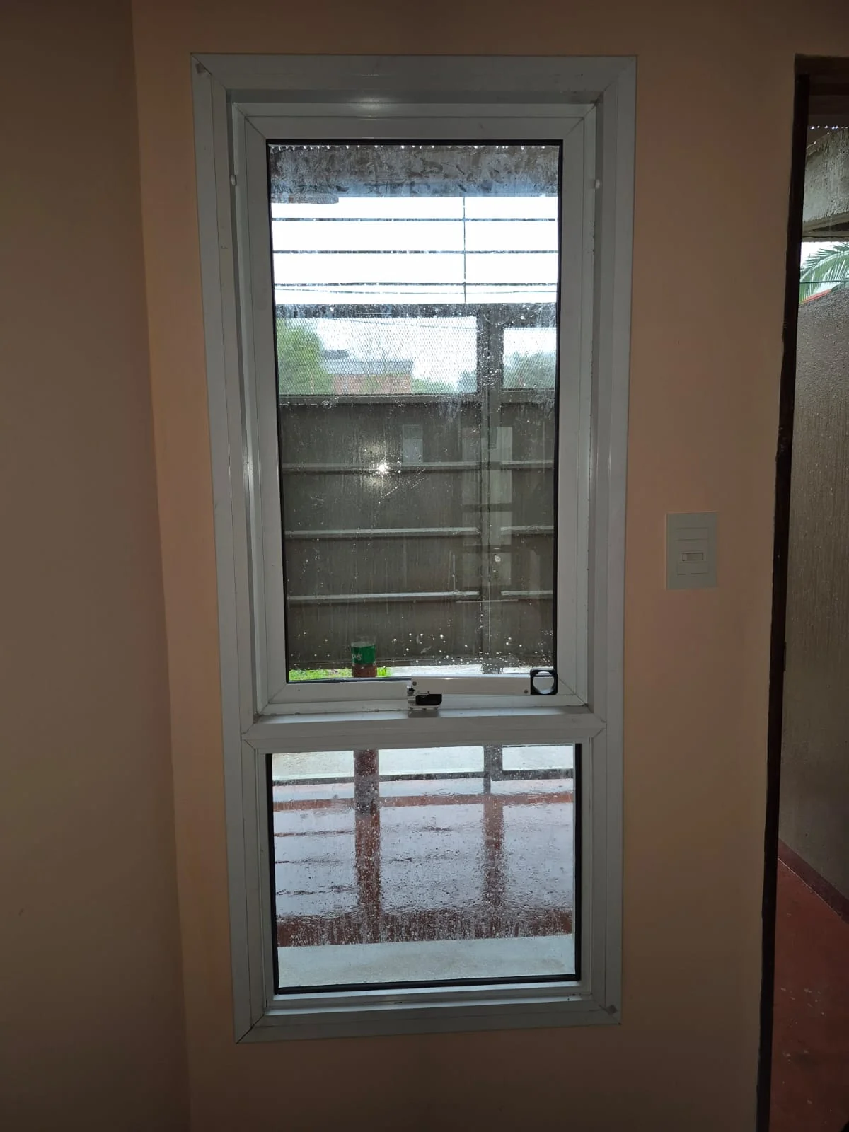 Ventana con paño fijo de aluminio
