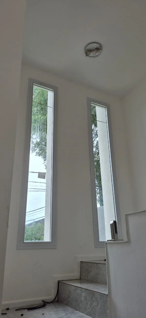 Ventanas de aluminio en el sector de una escalera