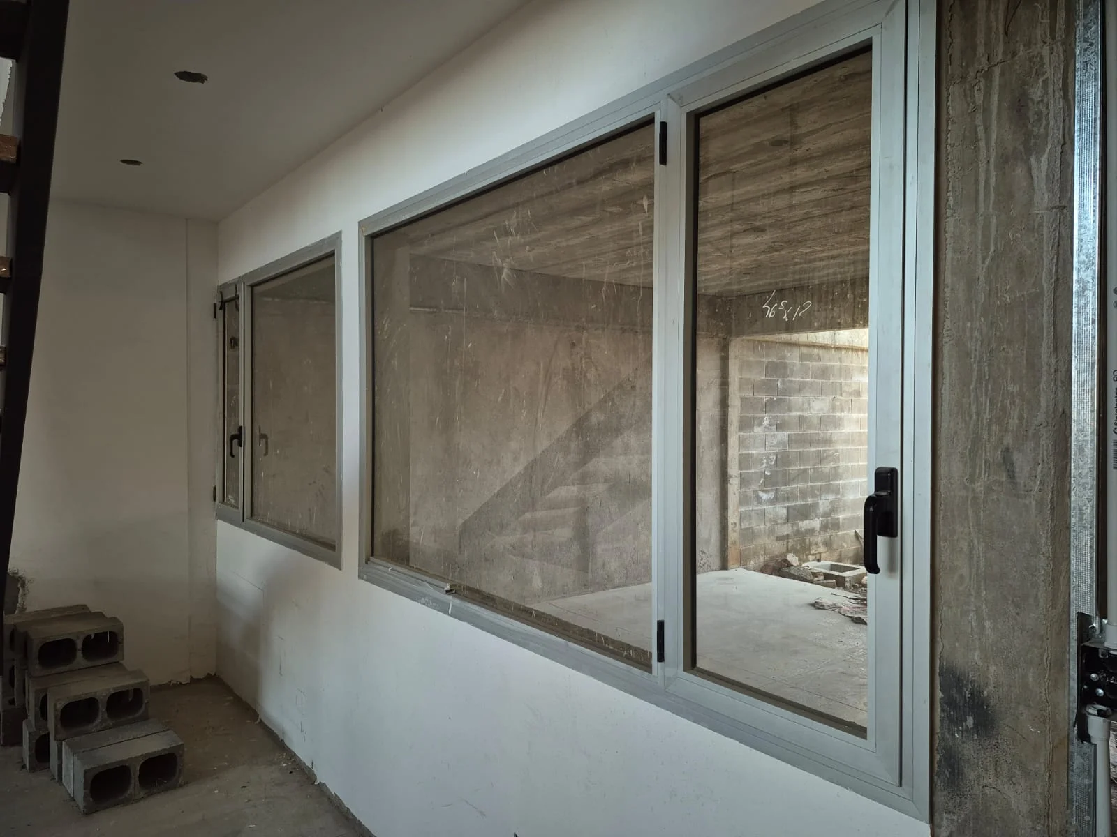 Composición de ventanas y paños fijos de aluminio