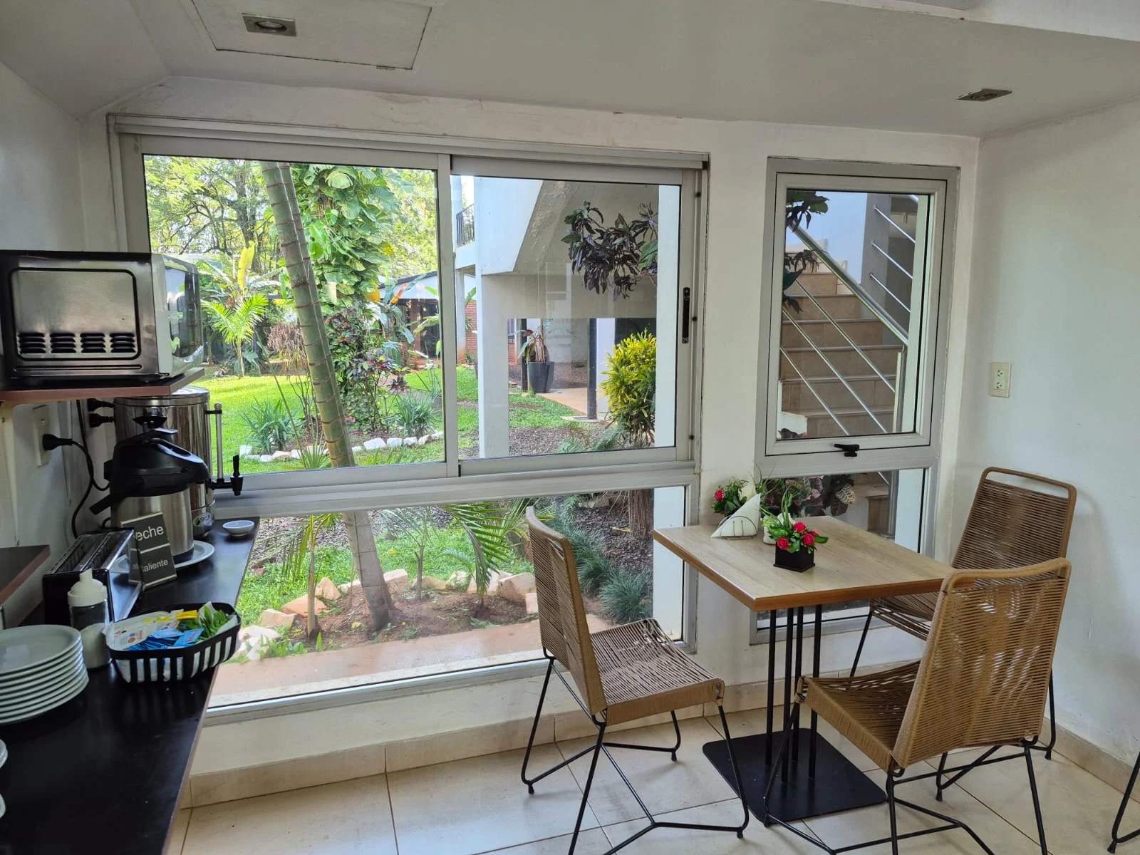 Conjunto de ventanas de aluminio en una vivienda