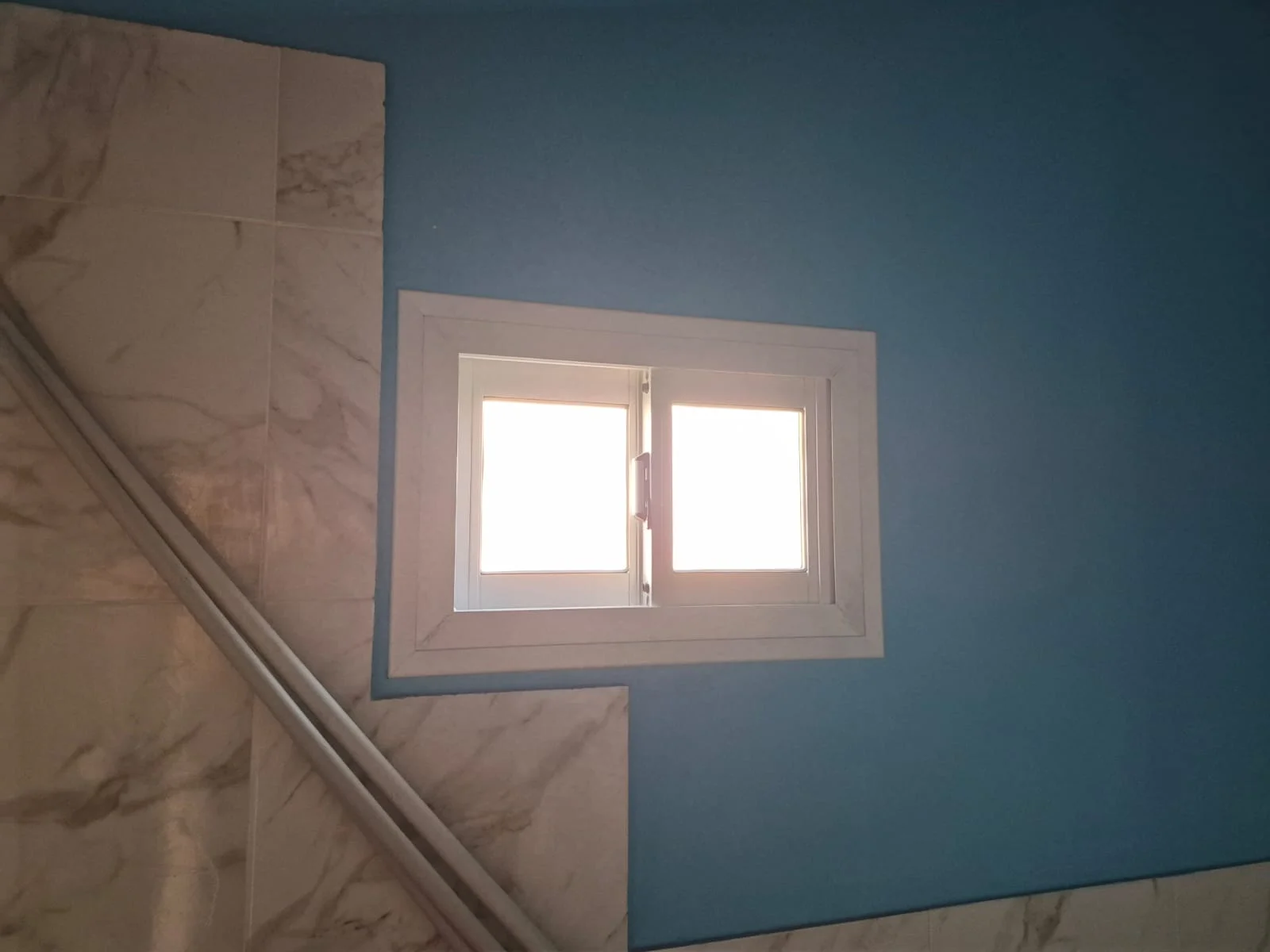 Ventiluz de aluminio instalado en una pared
